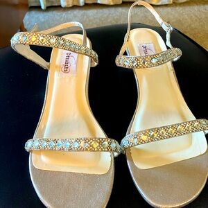NEW “DYEABLES SUMMER SANDALS/SHOES GOLD W/JEWELS SIZE 8 1/2 WOW !❤️